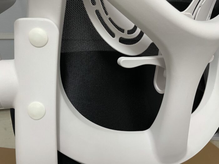 Hbadaのオフィスチェアのネジ穴隠しは細部まで気の利いたサービス