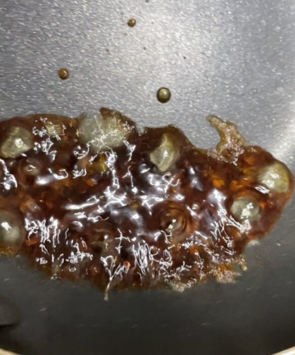 火を通してザラメを溶かしていく