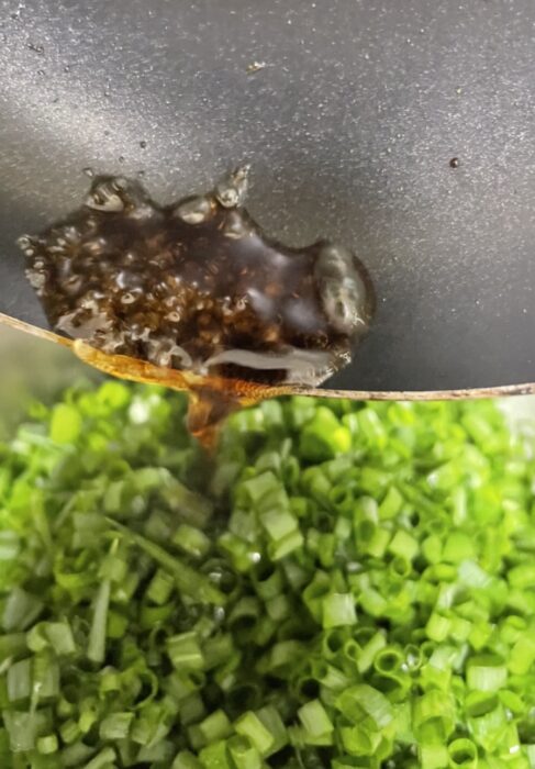 刻んだネギにポン酢と砂糖を添加する。