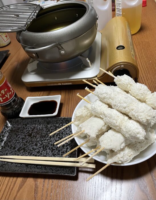 今日の揚げ物は豚串とうずらの卵に決定。