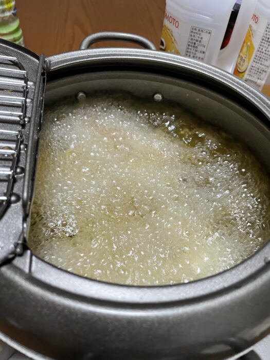 一気に揚げると水分で大暴れする天ぷら鍋内