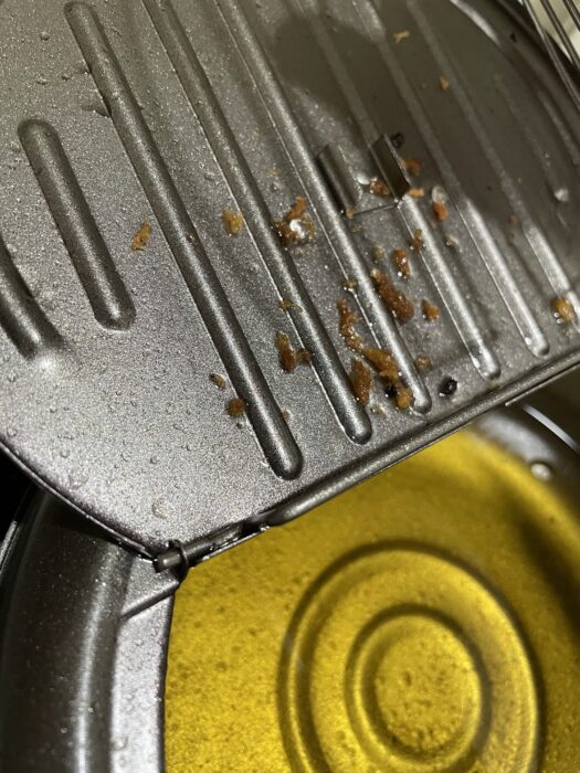 フタ裏の油切りも綺麗にしていく。