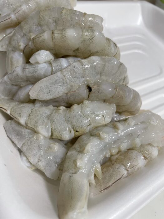 剥き終えた海老のカワとワタ