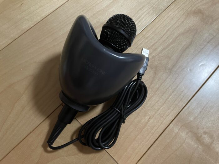 防音カバーがセットされたマイクロフォン