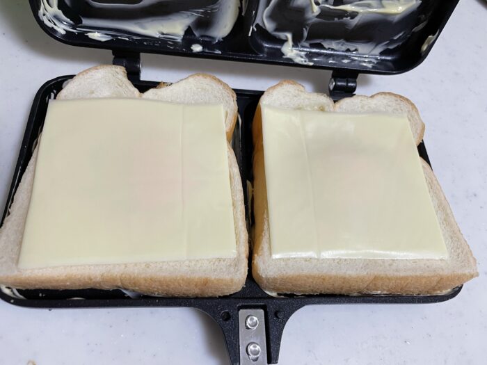ハムとチーズを乗せて挟み焼き