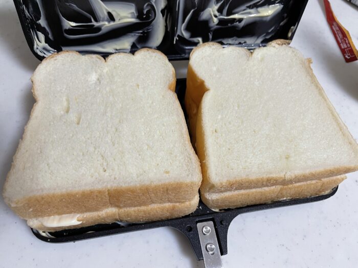 パンで挟むだけでランチパックみたいに綺麗に仕上がります。