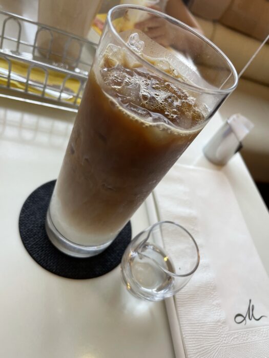 ゆっくりコーヒーでも飲みながら人生の生き方について考えてみようか。