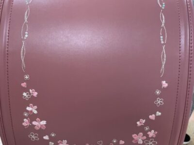桜の刺繍の入ったさくら色のランドセル