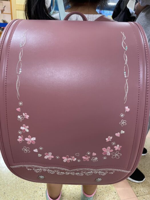 桜の刺繍の入ったさくら色のランドセル