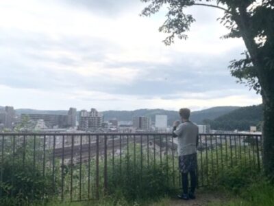 仲直りに散歩に出かけて一人で佇むギャランの図in京都山科疎水公園