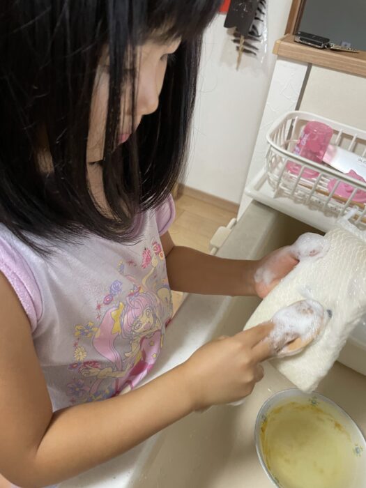 小さかった娘は洗い物まで出来るようになったというのに。